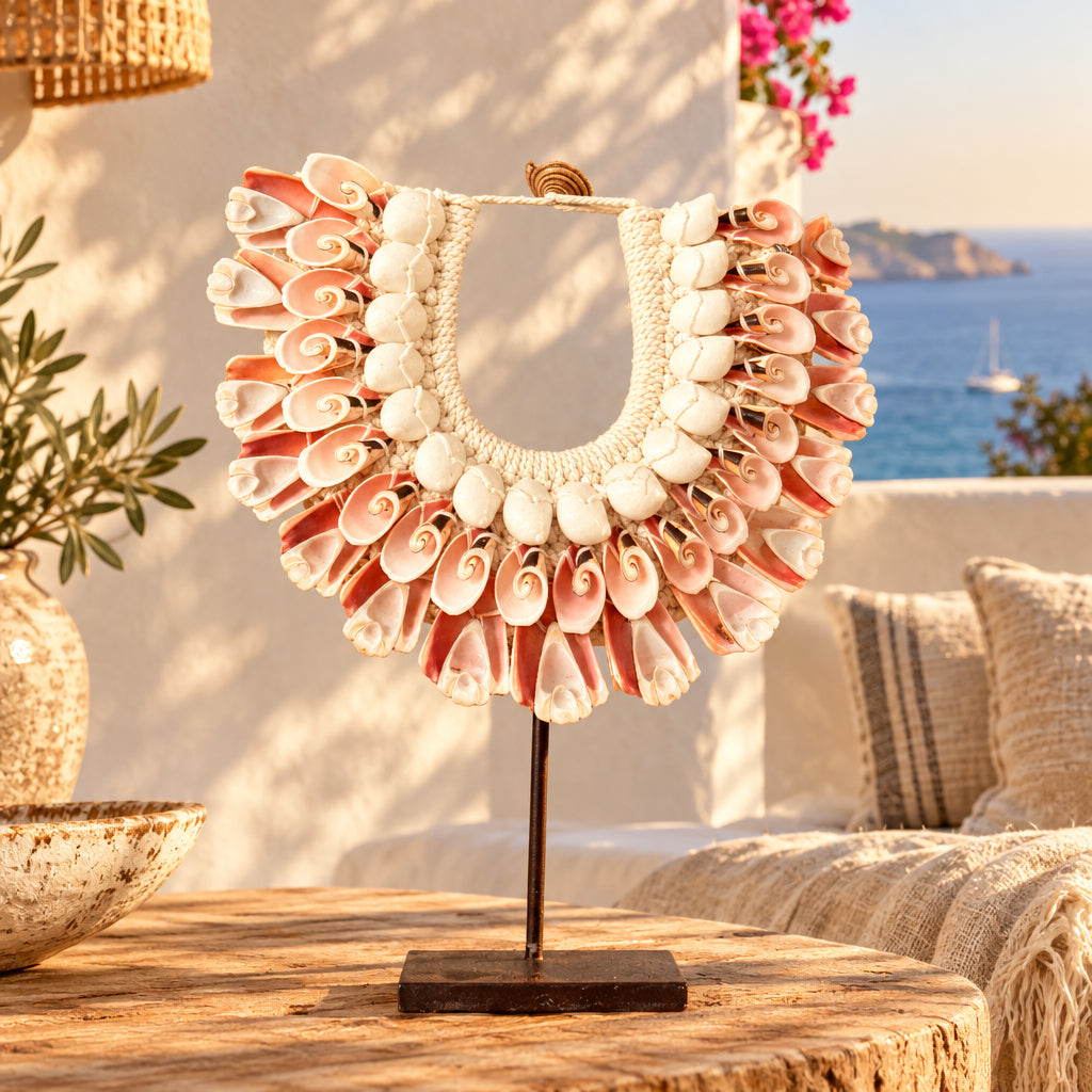 Schelpen ketting op voet.
